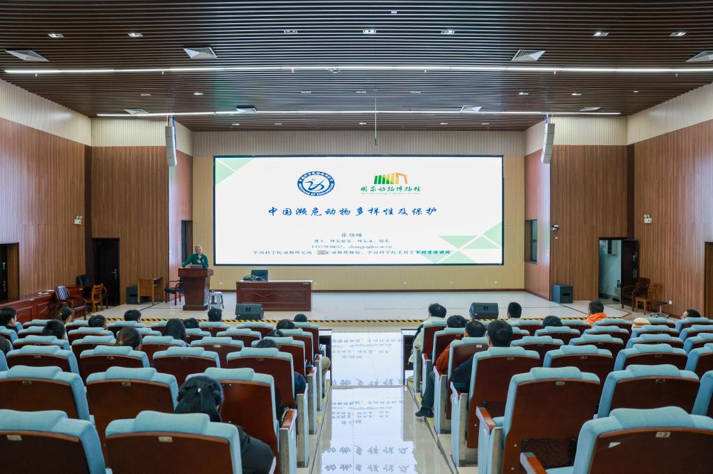                 中国科学院动物研究所国家动物博物馆馆长、中国科普作家协会副理事长张...